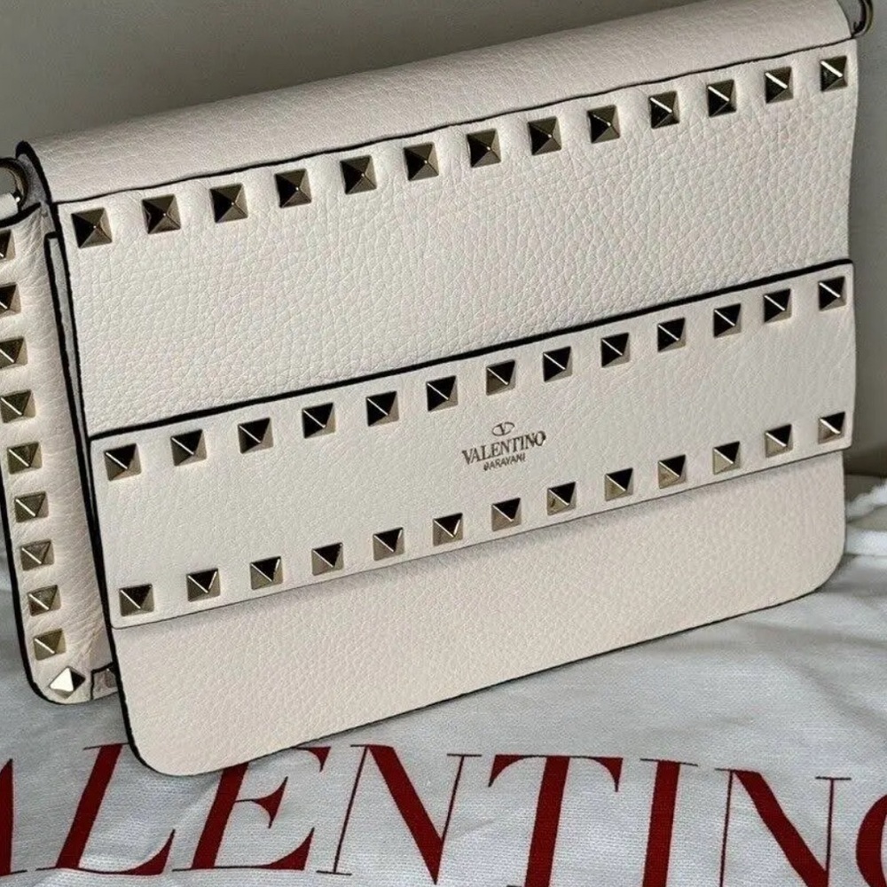 SMALL ROCKSTUD GRAINY CALFSKIN CROSSBODY BAG IN IVORY